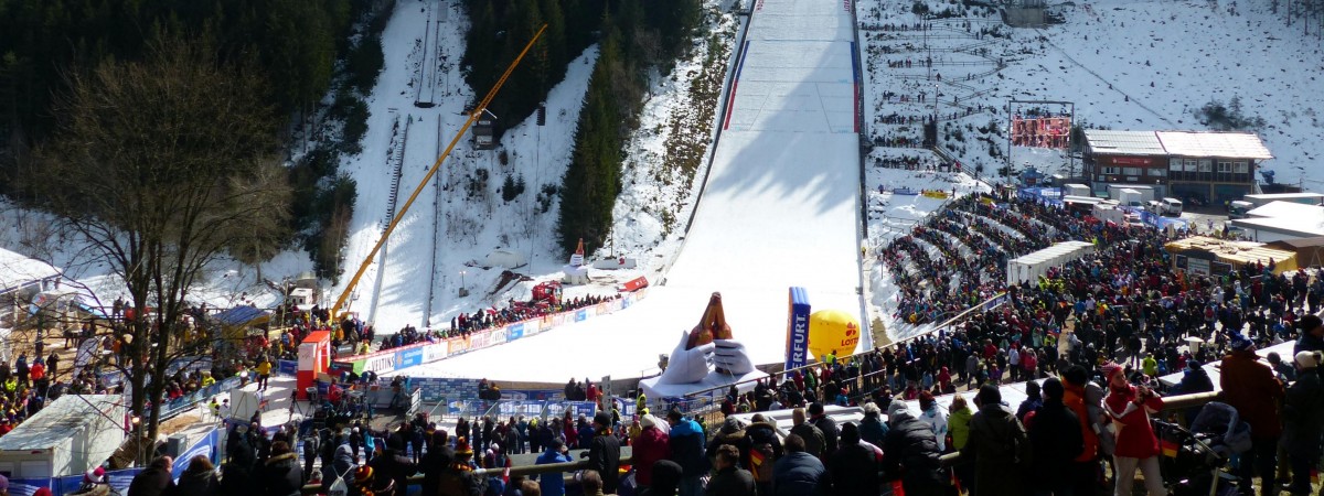 Sukcesy polskich i norweskich skoczków w drużynówce, loteryjny konkurs indywidualny i pech Kota [PŚ w Titisee-Neustadt]