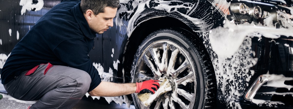 Dyskusja z ministrem klimatu: czy można umyć samochód przed domem?