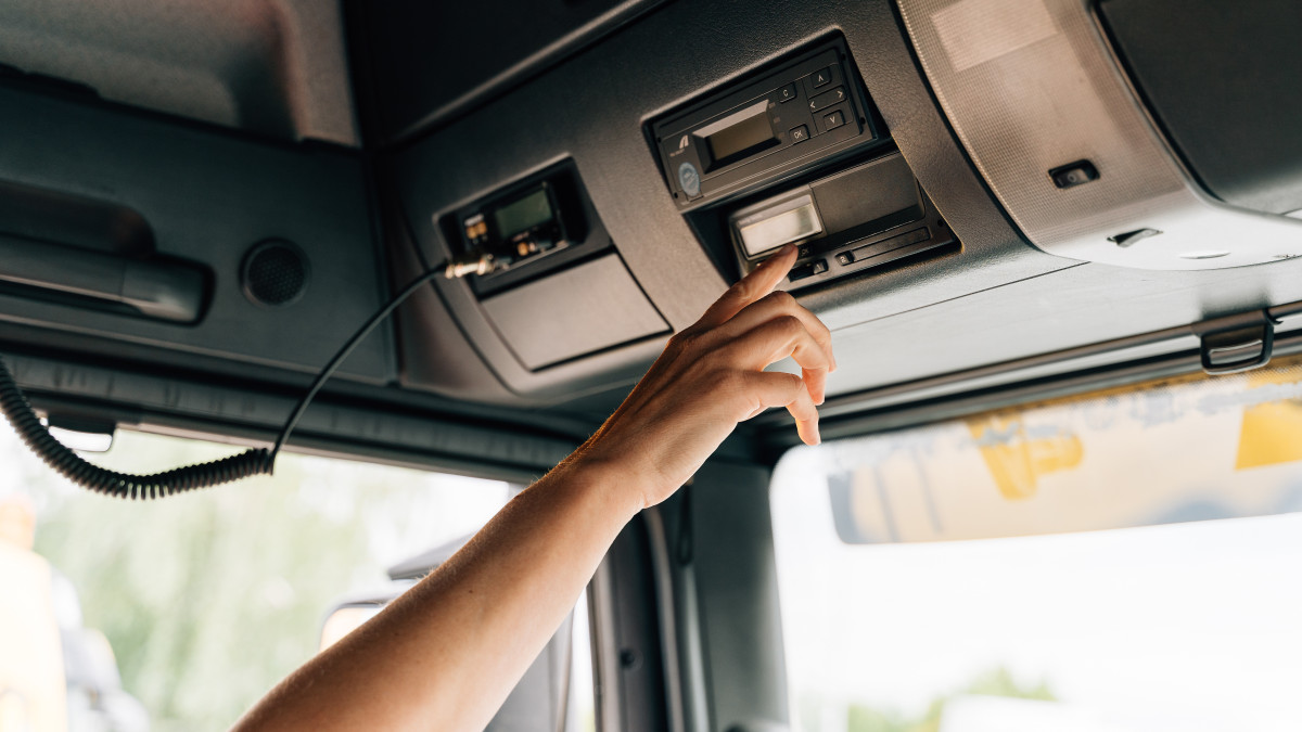 Prowadził ciężarówkę 15 godzin bez przerwy. Teraz musi zapłacić 45 000 koron