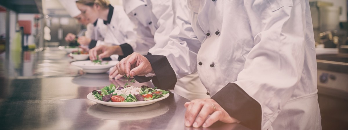 Elegancka restauracja, wypad na burgera, a może sushi? Norweskie restauracje z gwiazdkami Michelin [PRZEGLĄD]