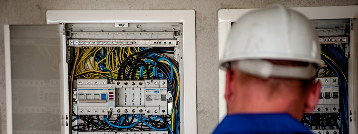 Spawacze, elektrycy i pielęgniarki: tych specjalistów najbardziej potrzebują pracodawcy [LISTA]