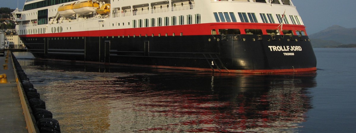 Pechowy rejs Hurtigruten. Podróżnych zaskoczyła gigantyczna fala