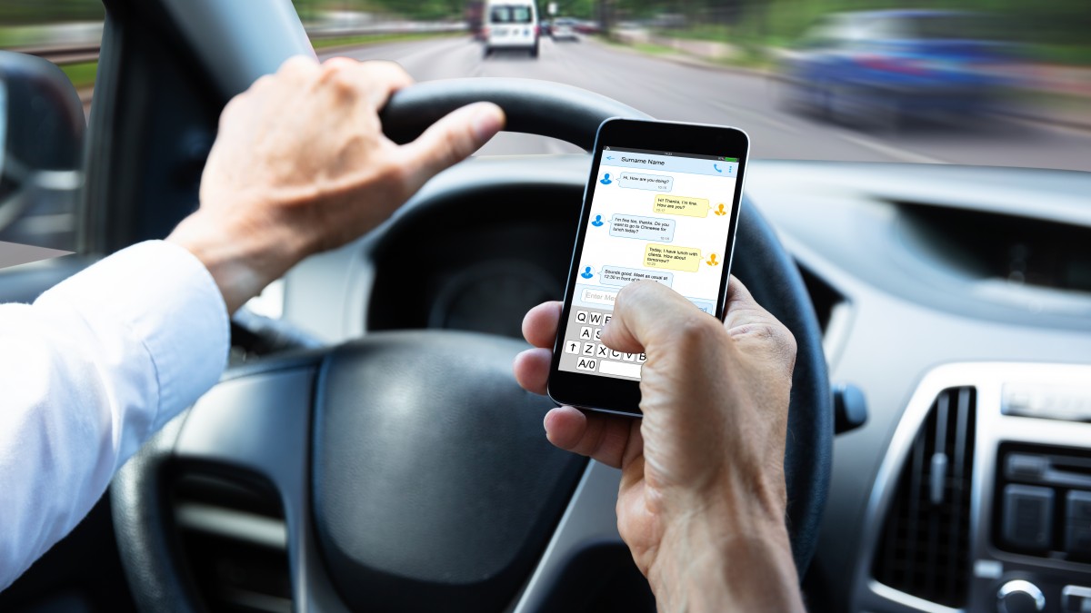 Jeszcze wyższe mandaty za korzystanie z telefonu podczas jazdy. Zmiany od marca