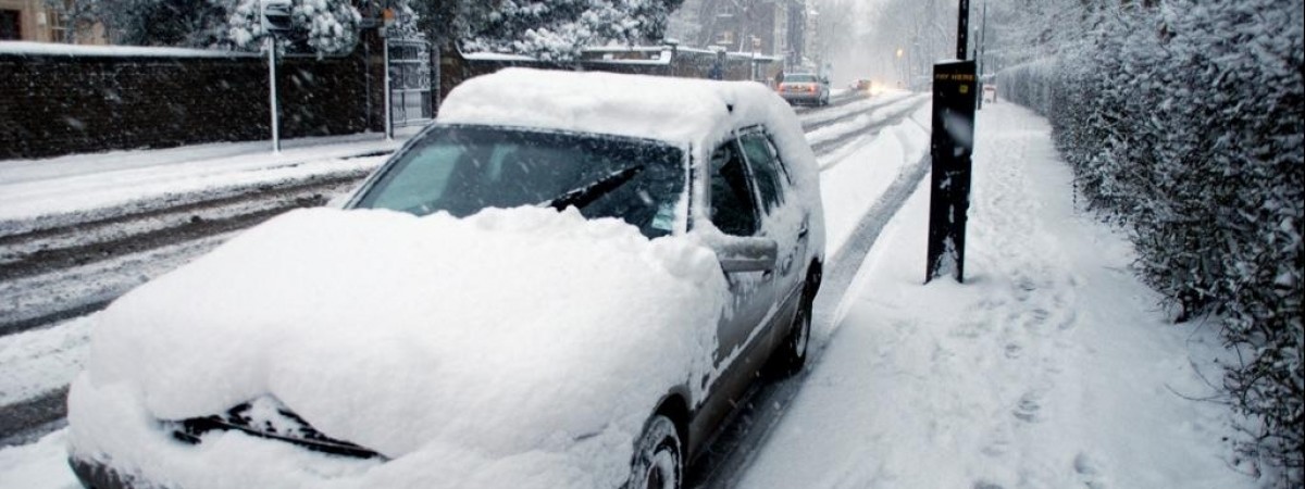 Ponad tona śniegu na dachu samochodu. Kierowca stracił prawo jazdy