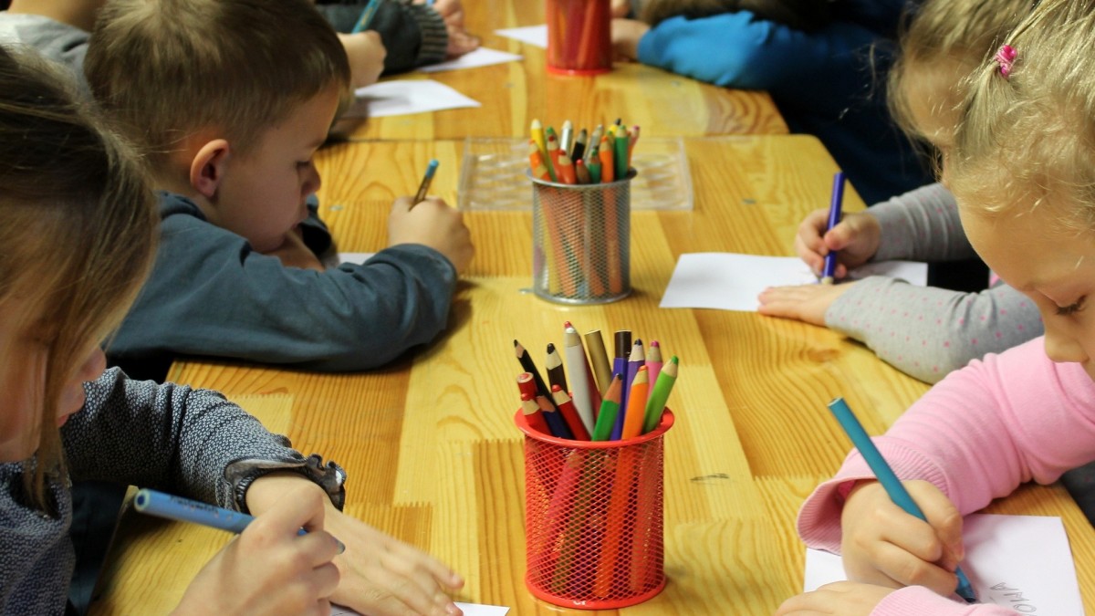 Taniej, a nawet bezpłatnie. Od 1 sierpnia rodziny skorzystają z darmowych przedszkoli i zajęć pozalekcyjnych