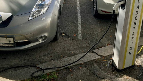Chcą elektrycznej rewolucji, nie budują ładowarek. NAF: brakuje ich 10 000