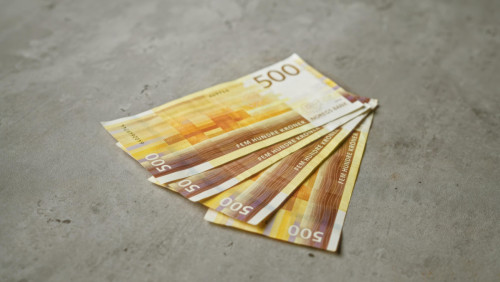 Dolar pikuje, euro w cenie. Kursy walut utrudnią obniżkę stóp procentowych?