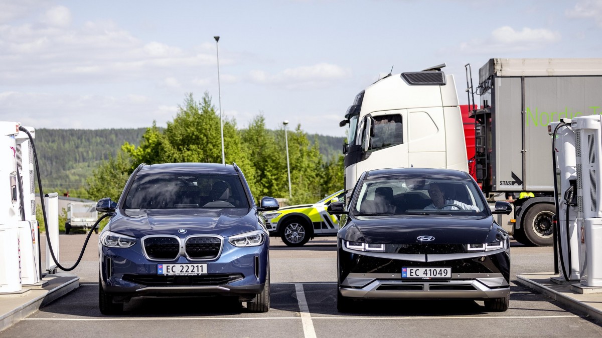 Ile należy odkładać, aby kupić samochód elektryczny w Polsce i Norwegii?