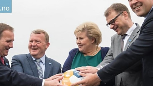 „Kto rządzi światem?”: zdjęcie Erny Solberg stało się hitem internetu. Prowokacja?