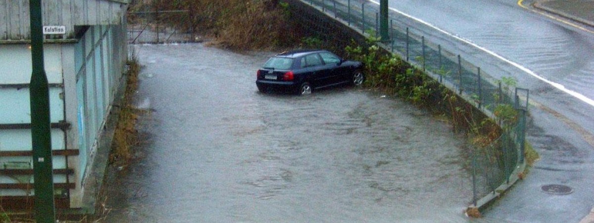 Ostrzeżenie: silny wiatr i obfite opady deszczu w Vestlandet. Utrudnienia w ruchu
