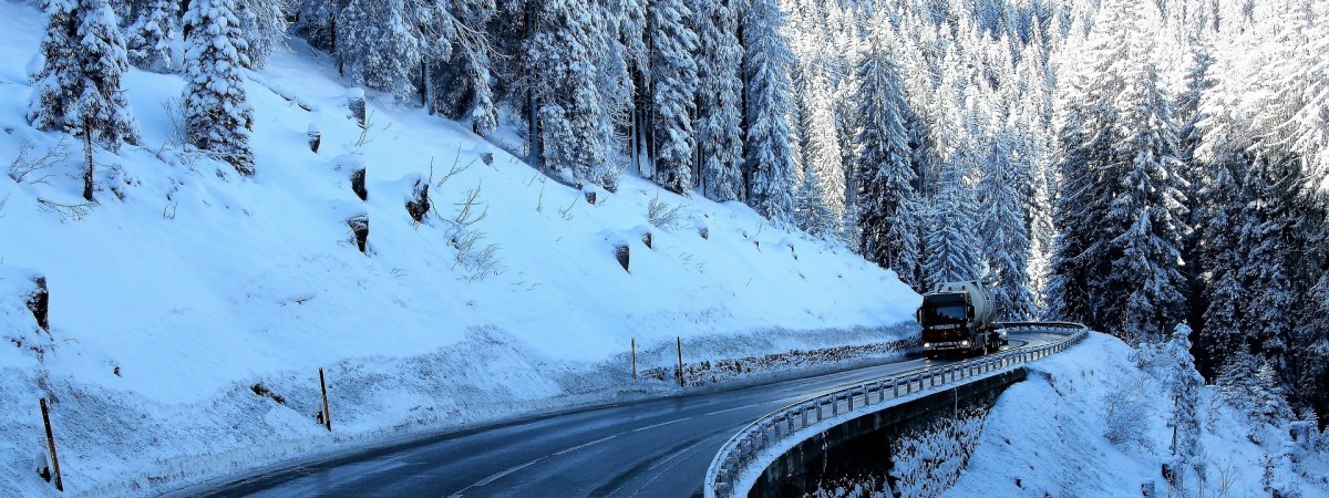 Zima i kilka dni na poboczu. Kierowcy koczowali w ciężarówce, bo szef nie zapłacił za holowanie
