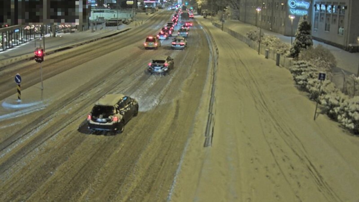 Zamknięte lotnisko i problemy z komunikacją miejską: śnieżyca zaatakowała Bergen