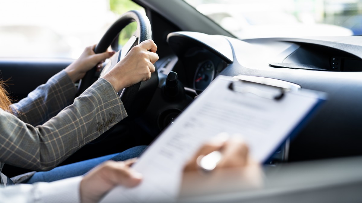 Nauka jazdy po zmroku i kursy od 15 roku życia, czyli prawo jazdy w Norwegii