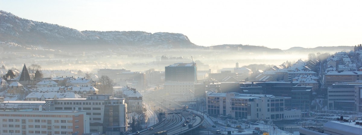 Alarm smogowy w Bergen: w tym tygodniu możliwa „jazda na daty” i kilkakrotnie wyższe opłaty bramkowe