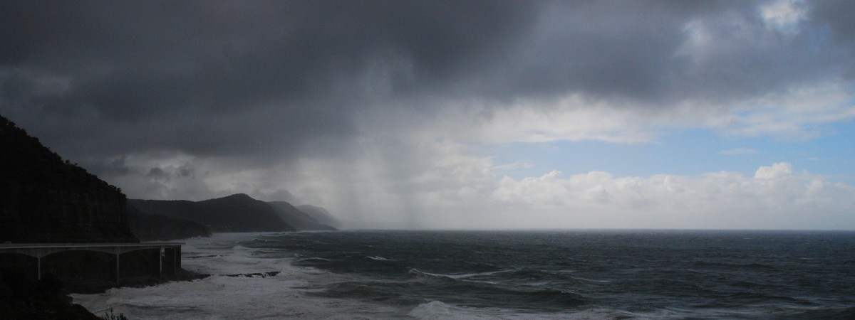 Porywisty wiatr i silne opady w dużej części kraju. Może być niebezpiecznie