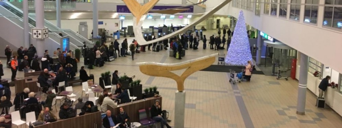 Huragan blokuje środki komunikacji: lotnisko w Bodø opóźnia loty, promy nie kursują zgodnie z rozkładem