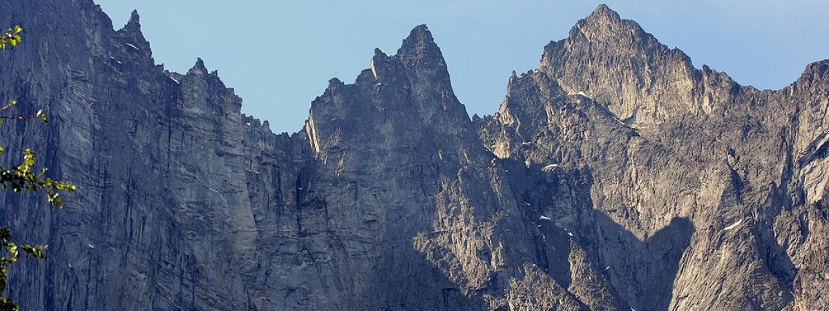 Historyczny zjazd ze Ściany Trolla: 1600 metrów na nartach po oblodzonych skałach