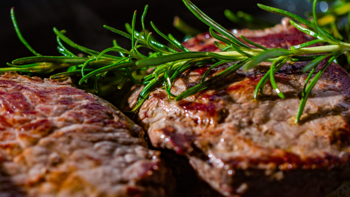 Liberałowie wypowiadają wojnę kotletom? Proponują podwyżkę podatku na mięso