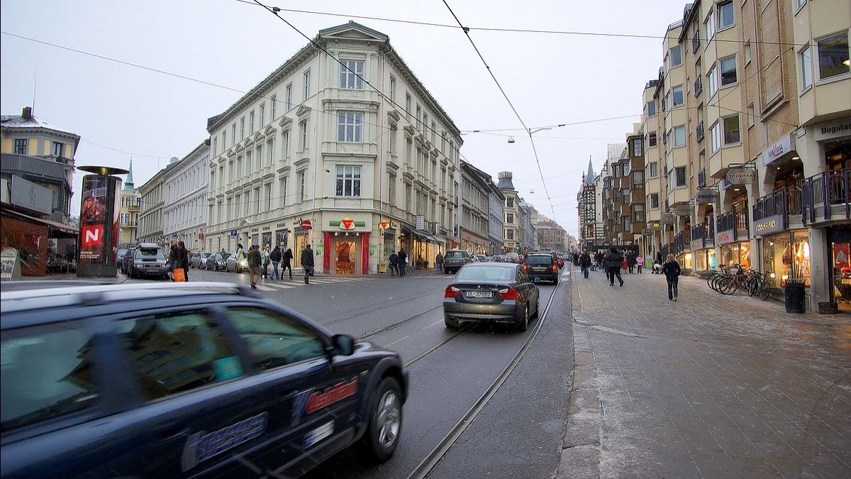 Nowe zakazy parkowania w stolicy. W tym przy najdłuższej handlowej ulicy Norwegii