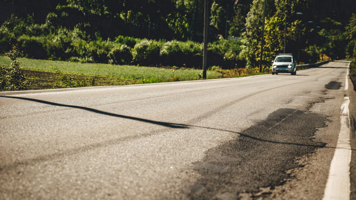 Potrójny cios dla kierowców: wyższy VAT i bompenger, a środków na remonty brak