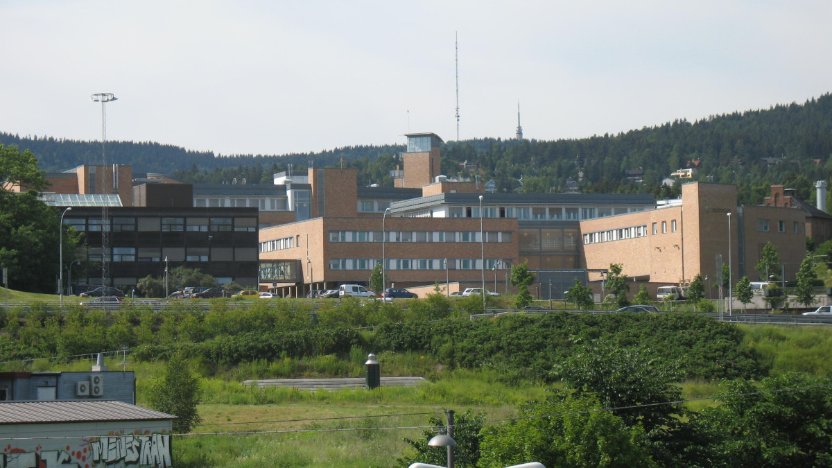 Przy nowym szpitalu w Oslo zniknie prawie 1000 miejsc parkingowych. Będą też droższe