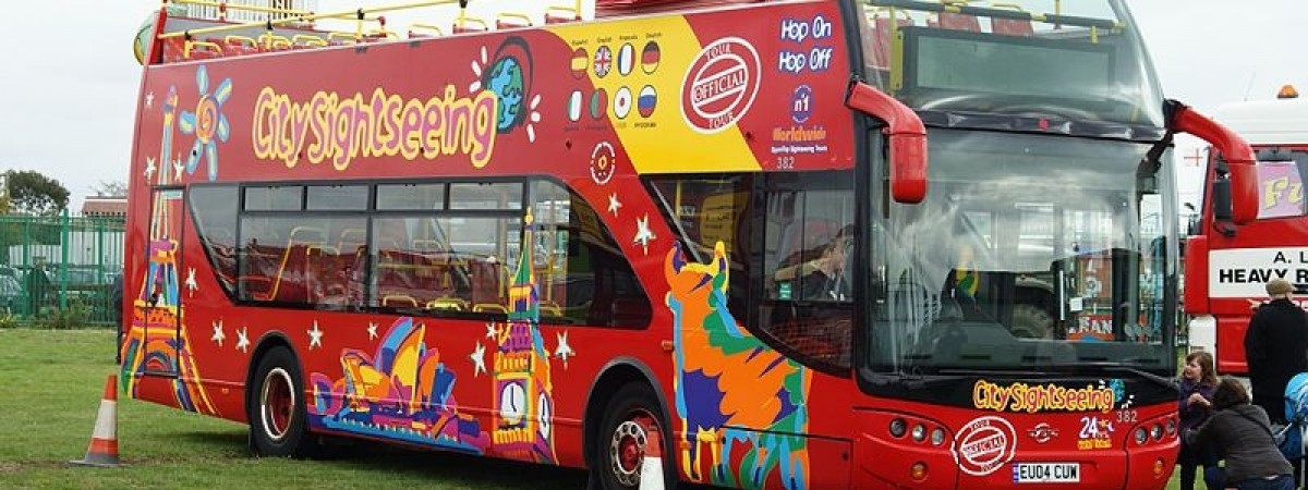 Zostań kierowcą znanego czerwonego autobusu w Skandynawii. Wystarczy angielski