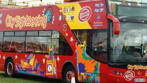 Zostań kierowcą znanego czerwonego autobusu w Skandynawii. Wystarczy angielski