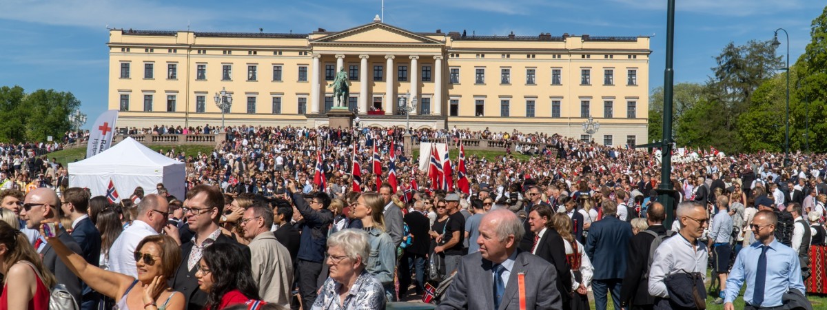 Obchody 17 maja przeniesione do internetu. Duże miasta odwołują tradycyjne parady