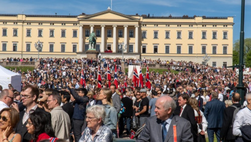 Obchody 17 maja przeniesione do internetu. Duże miasta odwołują tradycyjne parady