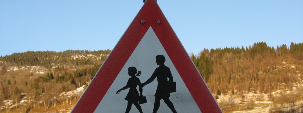 Początek semestru – więcej patroli. Policja będzie mieć oko na kierowców przy szkołach