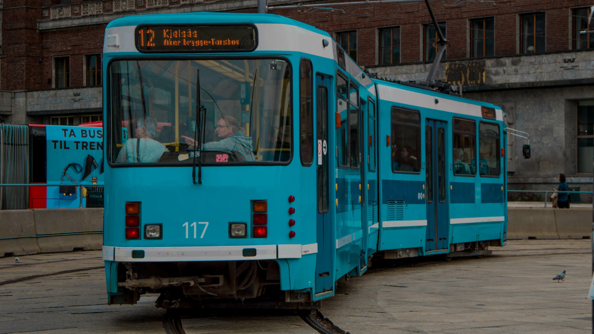 Źle zaparkowane samochody zmorą w Oslo. Przez miesiąc zablokowały ruch tramwajowy prawie 1000 razy