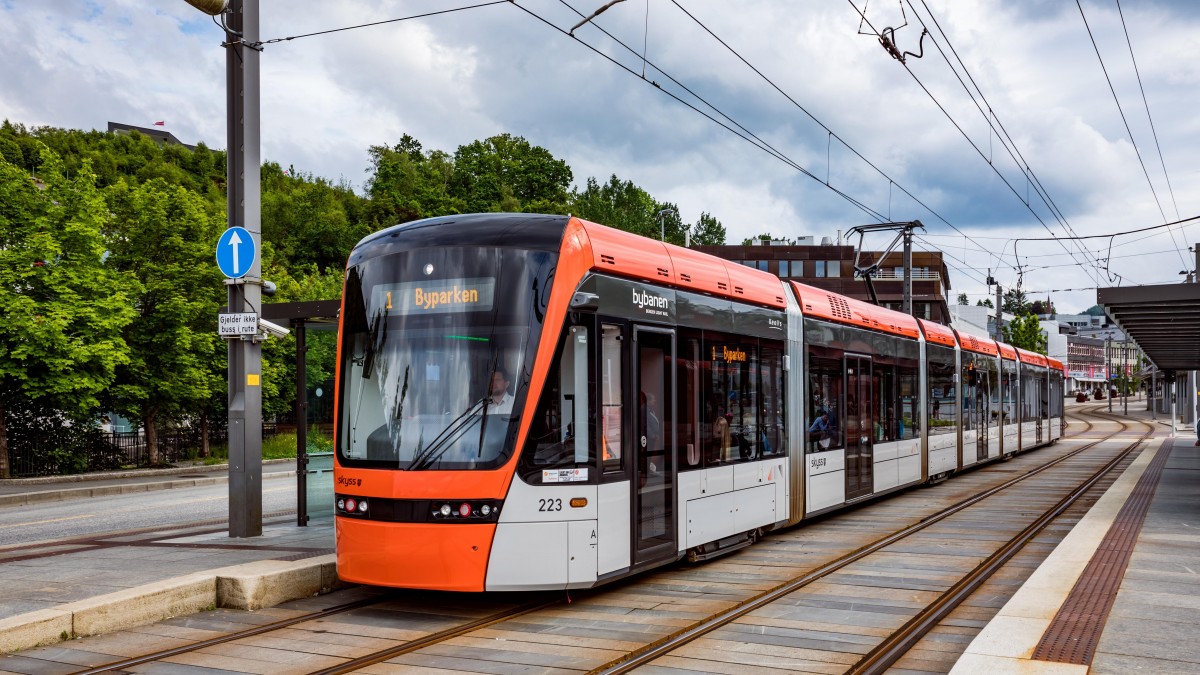 Chcą przekonać Norwegów do transportu publicznego. Jedną z metod cięcia świadczeń na auta elektryczne