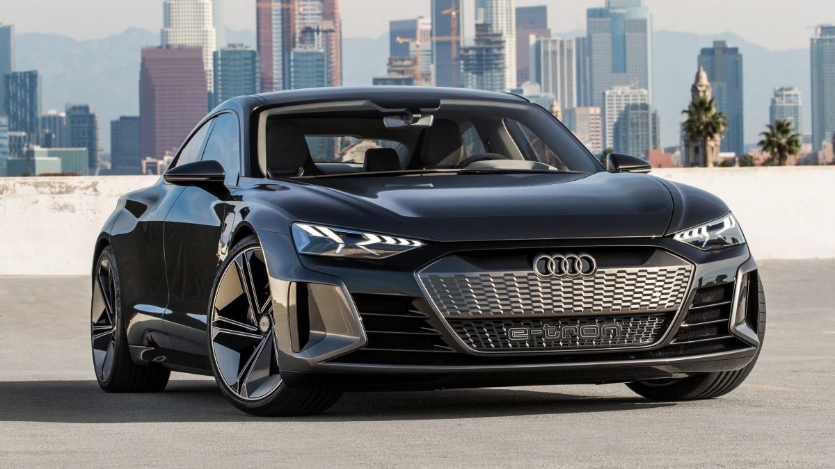 Jeszcze nie trafił do sprzedaży, a już jest kolejka, by go kupić. W 2021 premiera nowego Audi e-tron GT