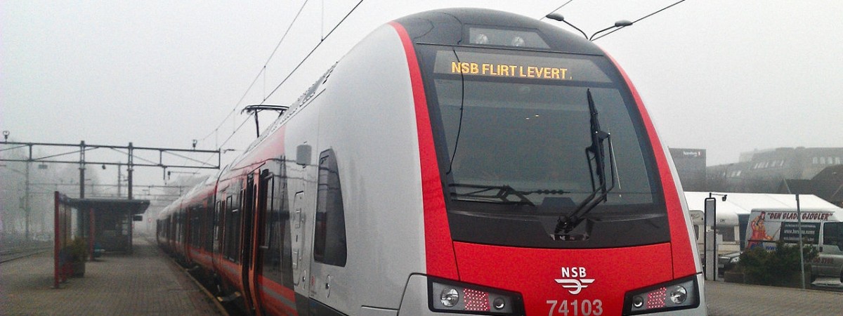 Policja ostrzega: śmiertelny wypadek na torach i oblodzone drogi utrudniają ruch na południu