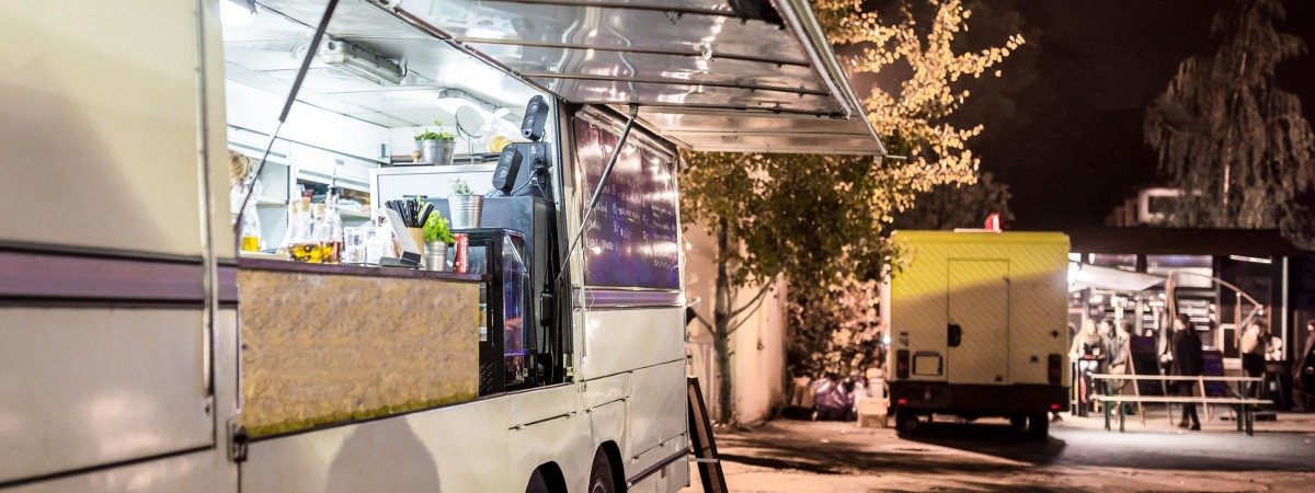 Food trucki nocą: Stavanger legalizuje mobilną gastronomię „na próbę”