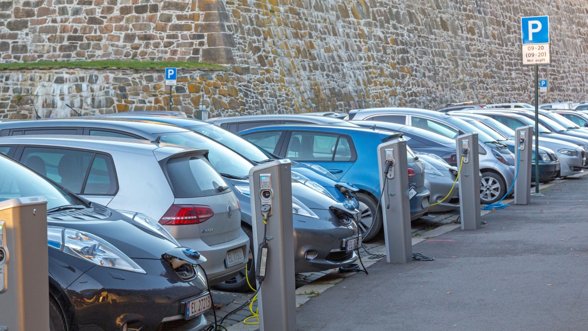 Ponad 1 700 000 elektryków na norweskich drogach do 2030. Ładowarek brakuje już teraz