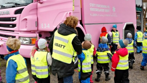 Cały różowy w szczytnym celu. Pierwszy taki wóz strażacki w Norwegii