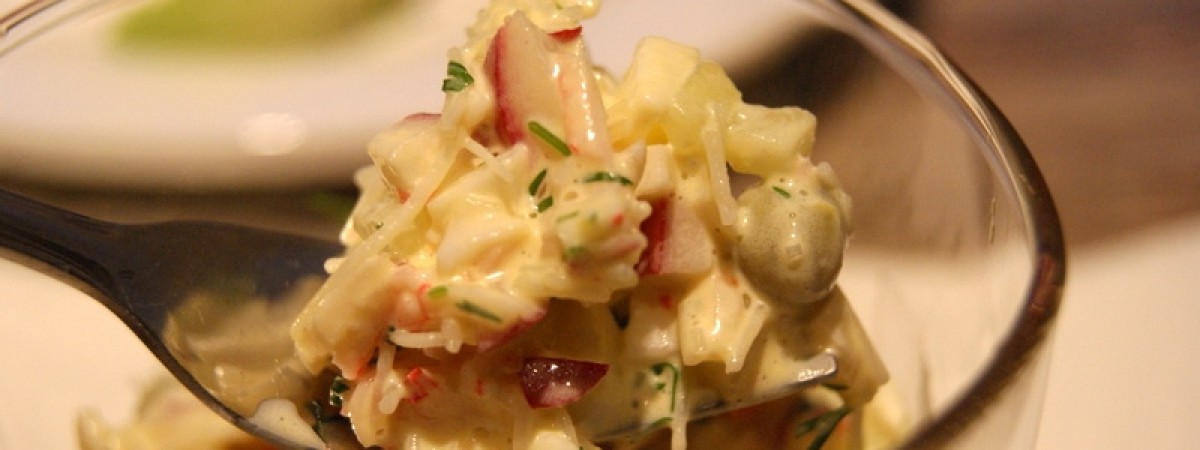 Sałatka krabowa – delikatna przekąska na imprezę