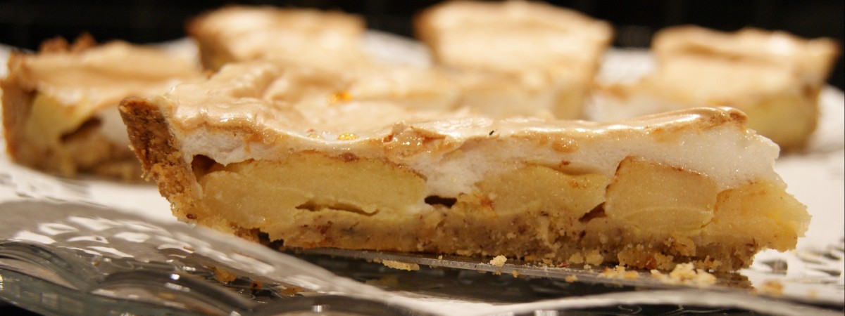 Szarlotka z bezą – pyszne połączenie jabłek, orzechów i cynamonu