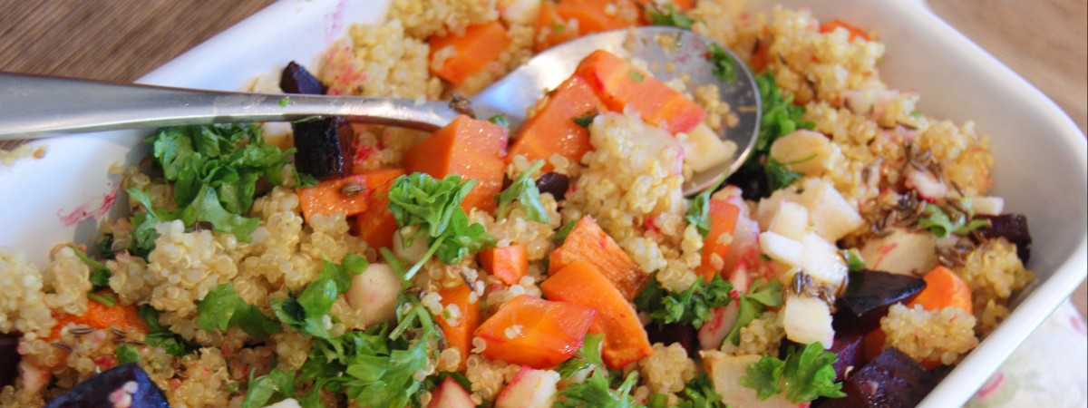 Sałatka z komosą ryżową  –  pyszna i sycąca przekąska 