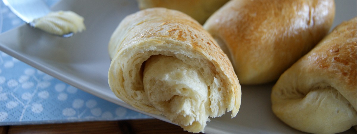 Przepis na pyszne śniadanie – puszyste, maślane rogaliki 