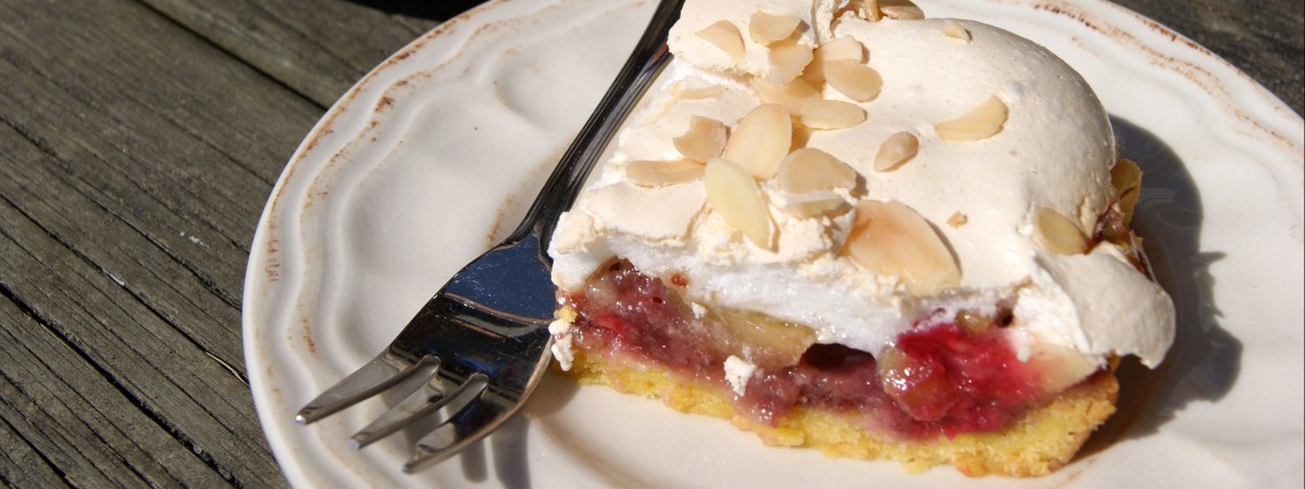 Kruche ciasto z rabarbarem i malinami – pomysł na letnią, słodką przekąskę