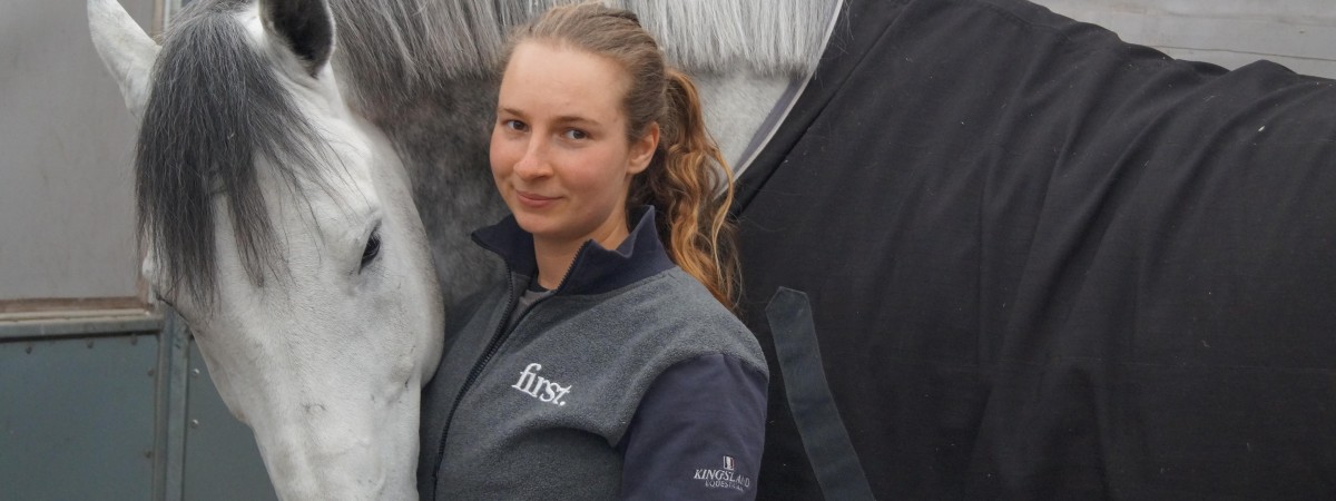 Karolina Bochenek – żeglarka i malarka, która czesze konie dla Duńczyków