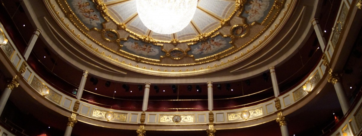 Doszczętnie spłonął, odbudowano go za 150 milionów koron. Niezwykła historia teatru w Drammen  