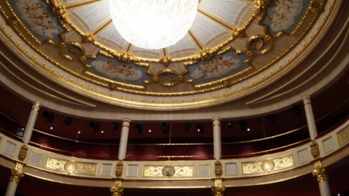 Doszczętnie spłonął, odbudowano go za 150 milionów koron. Niezwykła historia teatru w Drammen