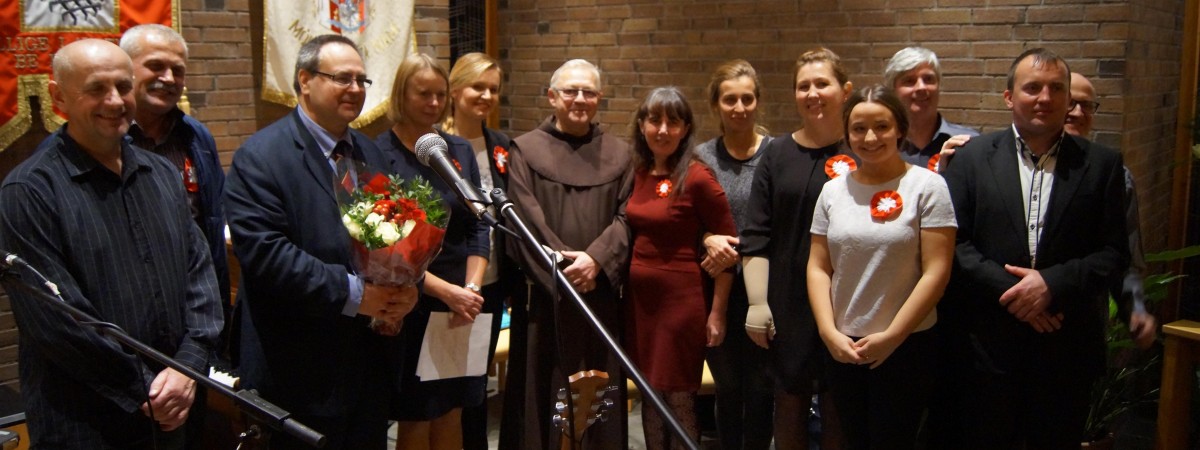  „Próbujemy zrobić coś pożytecznego”: chór parafialny śpiewał polskie pieśni patriotyczne