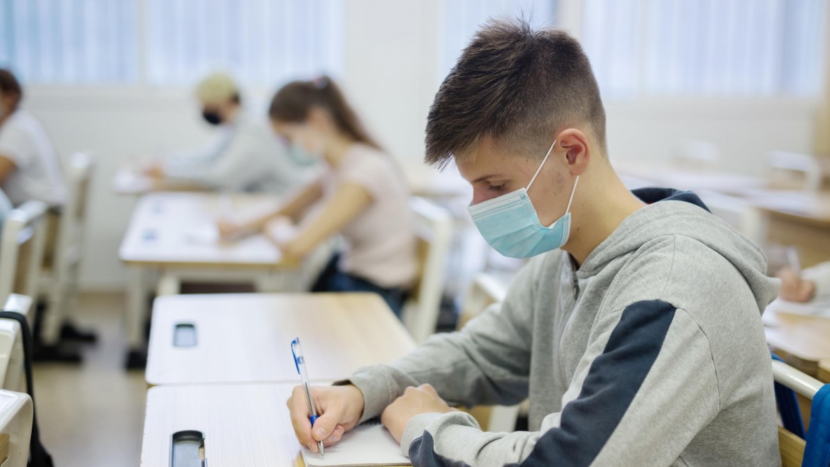 Tylu zachorowań na covid-19 nie było od początku pandemii. Zarażają się głównie młodzi i niezaszczepieni