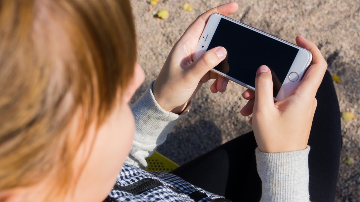 Chadecy chcą zakazać używania smartfonów w szkołach: „Dzieci i młodzież bez telefonu zachowują się jak ćpuny”