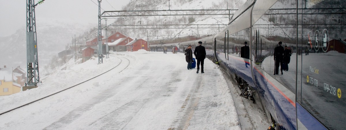 Ogromna lawina zasypała Bergensbanen. Wstrzymano kursowanie pociągów 