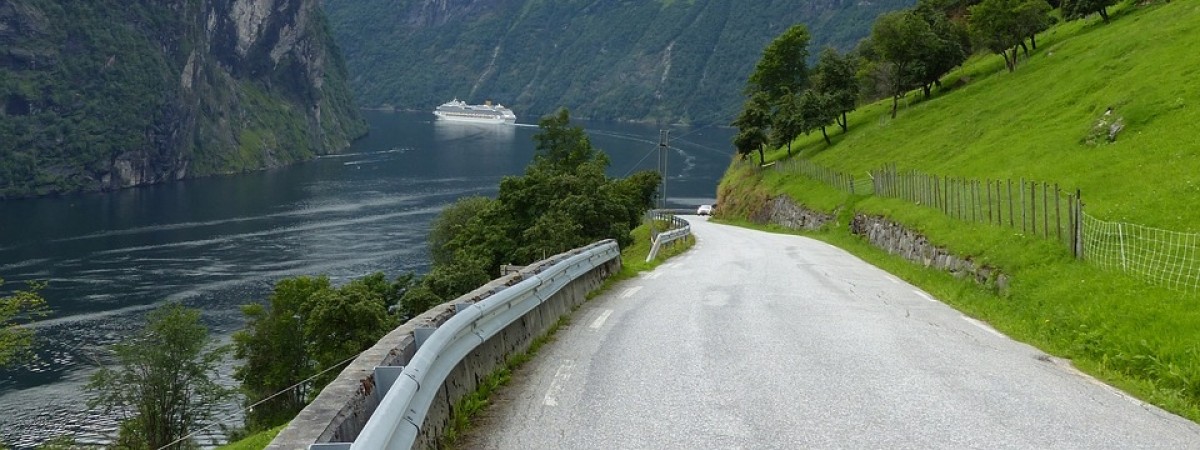 Wzdłuż drogi postawiono inteligentne lampy. Wyłączają się same, gdy nie są potrzebne